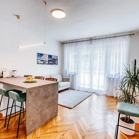 Center Apartment *