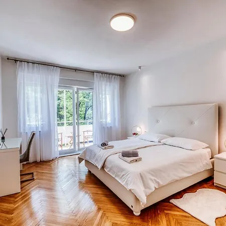 Center Apartment *
